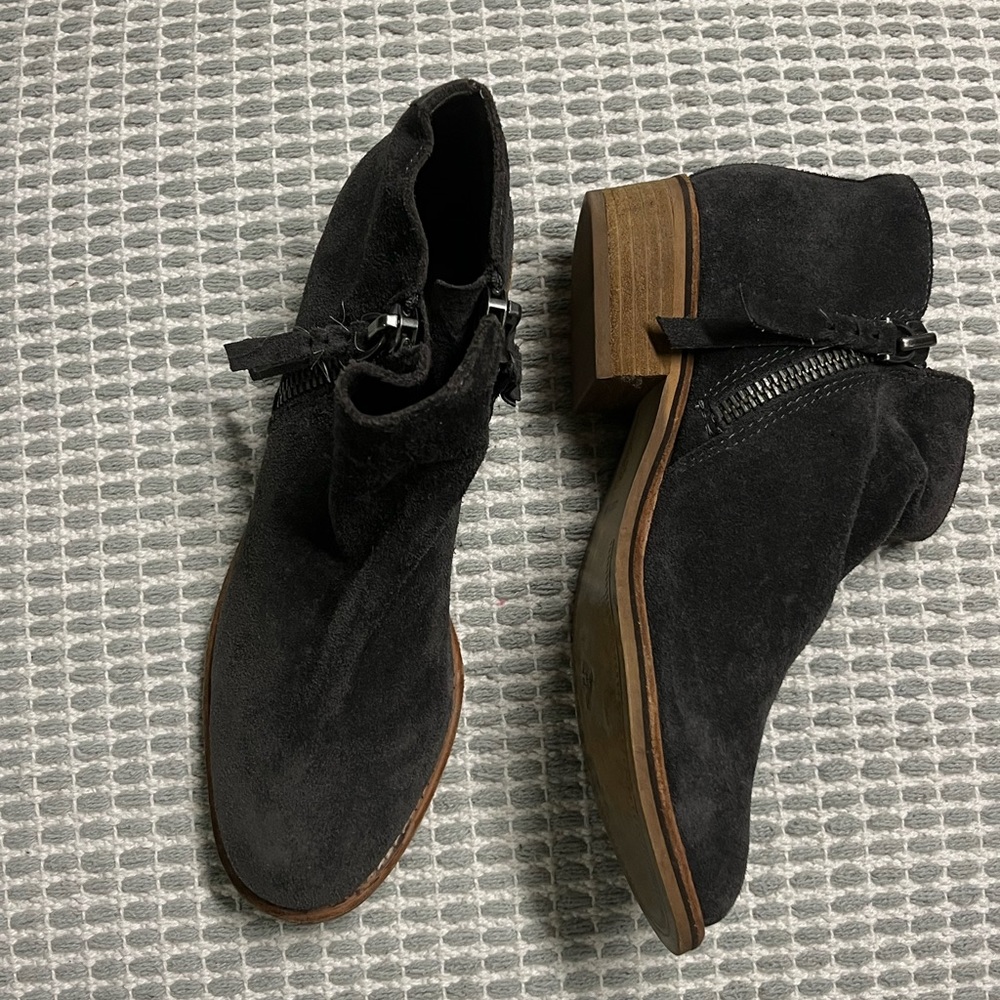 Dolce Vita 7.5 suede zip booties dark grey/black